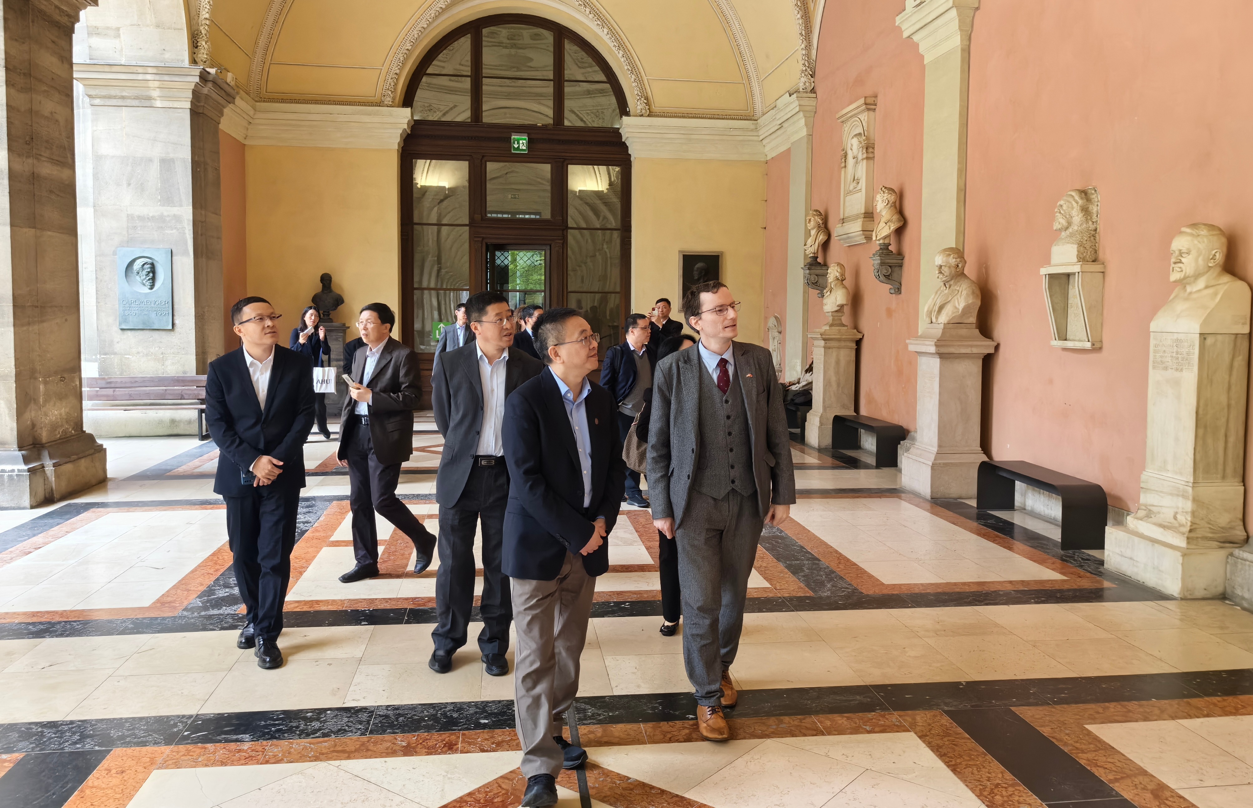 20250415-校领导带队访问奥地利、德国、法国-出土文献中心-参观维也纳大学.jpg