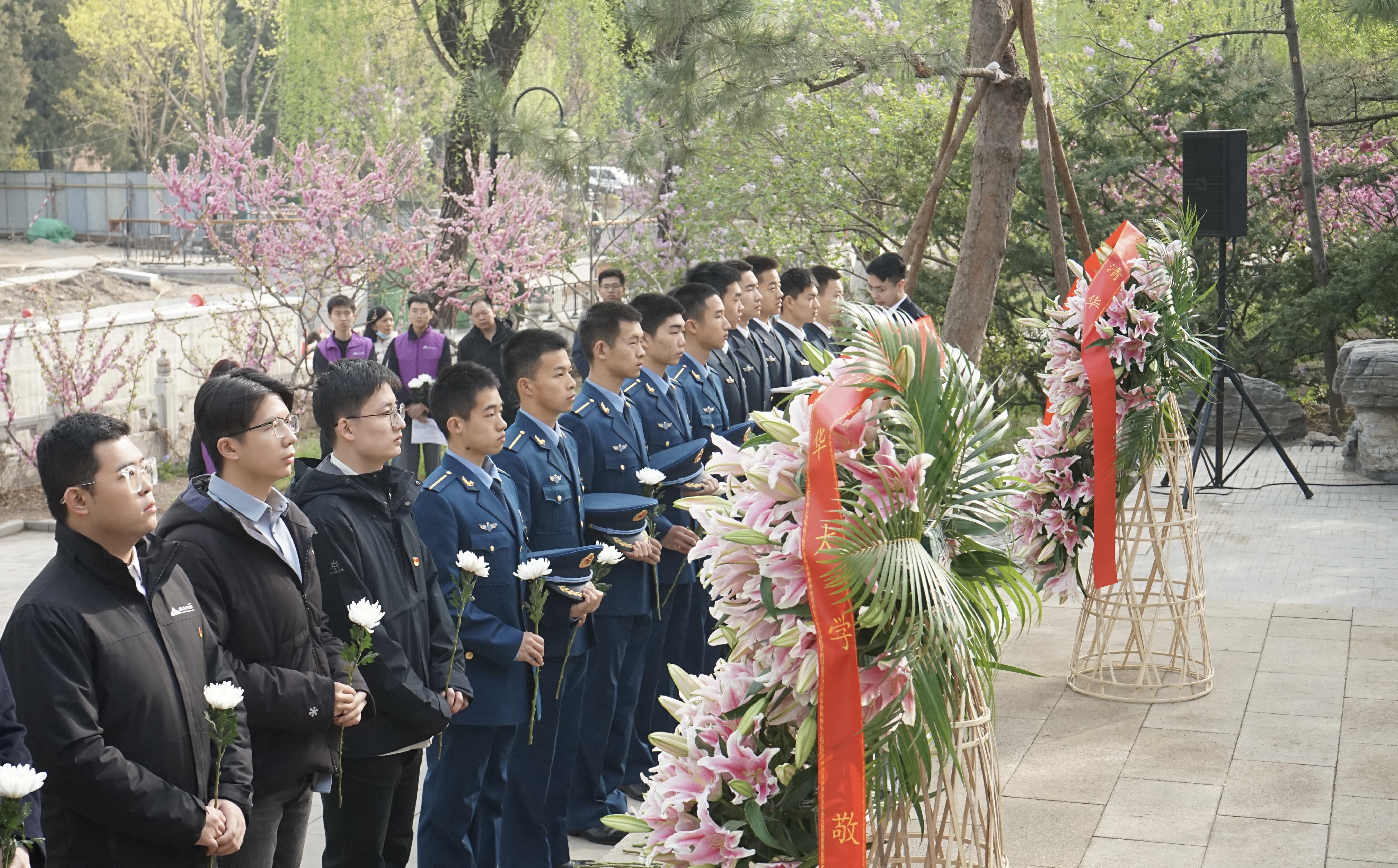 20250404-清明祭扫活动- 蒋孟凌-敬献鲜花1.jpg