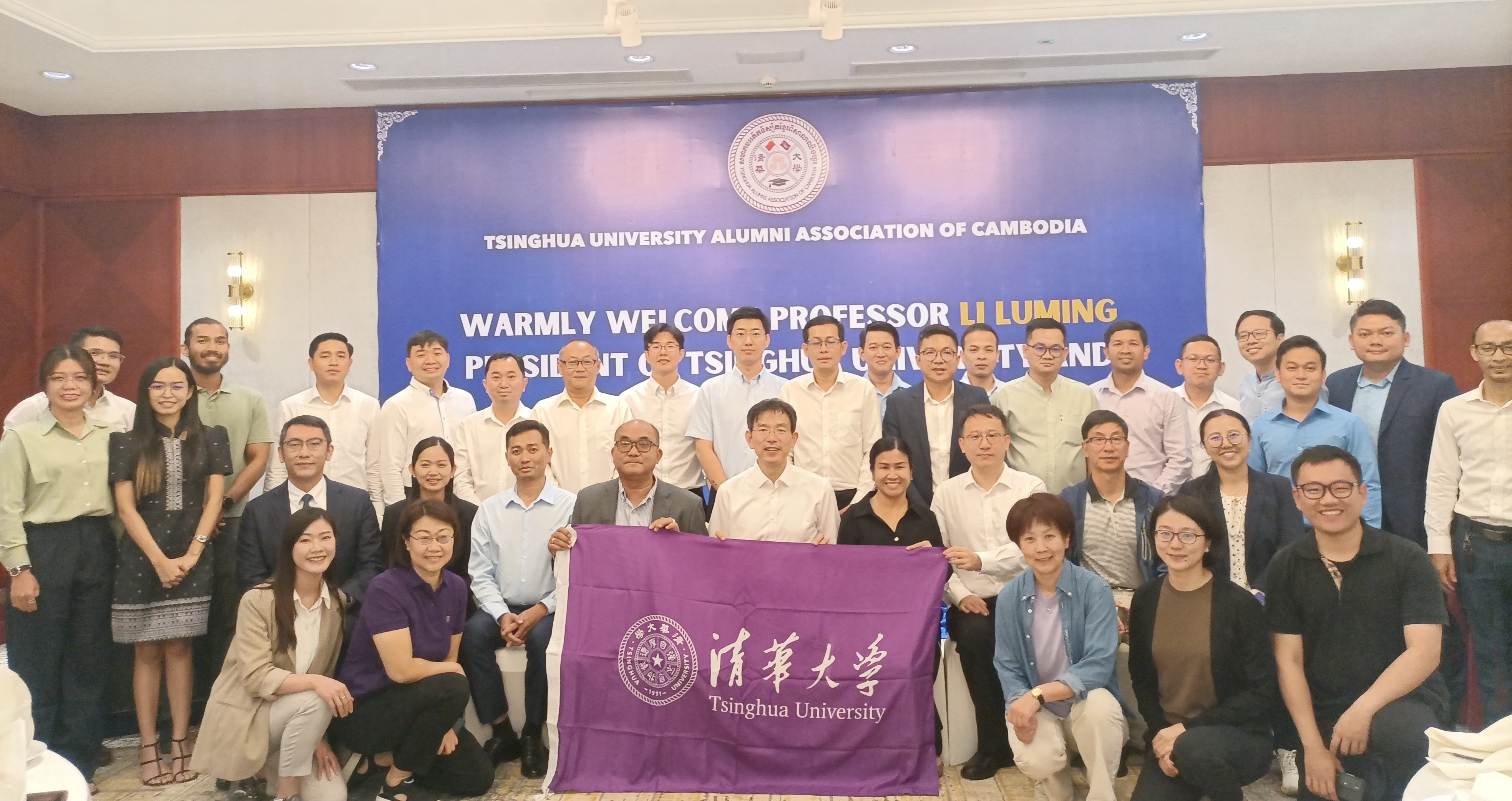 20241107-校长李路明率团访问柬埔寨-与在柬埔寨的校友合影-国际处.jpg